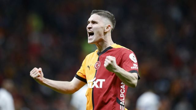Sağ bek için Sallai planı